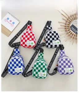 Cinq sacs bandoulière à damier pour enfants en rouge, noir, bleu, vert et violet