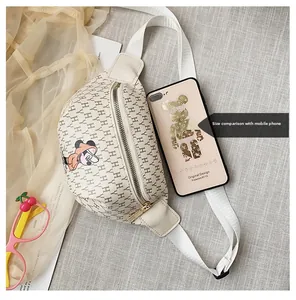 Vue de dessus d'un sac banane crème avec motif de souris et imprimé H géométrique