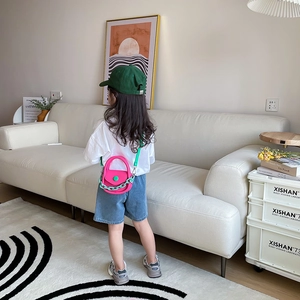 Sac bandoulière rose pour fille avec accents verts et chaîne en acrylique, style moderne