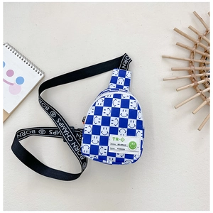 Détail du sac bandoulière enfant à damier bleu avec motifs sourires et sangle imprimée