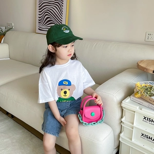 Mini sac bandoulière tendance pour filles avec tenue d'été et t-shirt ours cartoon