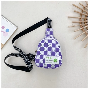 Détail du sac de poitrine enfant à damier violet avec sourires et bandoulière tissée