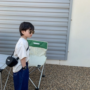 Ensemble streetwear enfant avec t-shirt crème, jean bleu et sac bandoulière GAME noir