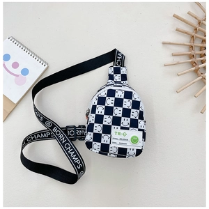 Détail de sacoche enfant à damier avec imprimé smiley et bandoulière tissée à logo