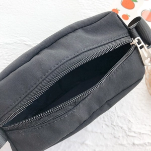 Sac bandoulière minimaliste en nylon noir pour garçons avec fermeture éclair en métal