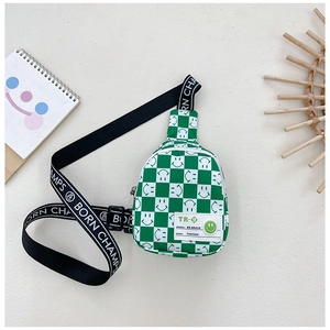 Détail du sac de poitrine enfant à damier vert et blanc avec motif smiley et sangle