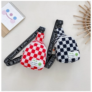 Détail de mini sacs de poitrine à damier pour enfants avec smileys et sangle tissée