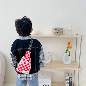 Sac bandoulière enfant à carreaux rouge et blanc avec motif sourire et sangle