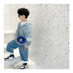 Detailansicht eines Kinder-Kapuzenpullovers und Jeans mit kleiner Smiley-Umhängetasche