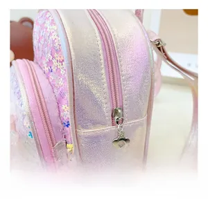 Détail du cuir rose irisé et des paillettes florales avec fermeture éclair en métal