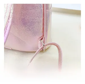 Détail du sac à dos rose à paillettes avec boucles métalliques et coutures soignées