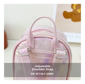 Détail du sac à dos rose irisé montrant la bandoulière réglable et la boucle métallique