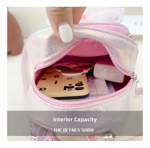 Capacité interne du mini sac à dos rose irisé montrant l'espace pour les objets