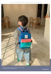 Sac à dos en toile colorée pour enfants avec design patchwork porté par un enfant au café