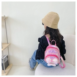 Détail du sac à dos rose à paillettes pour fille avec étoiles bleues et nœud en tulle