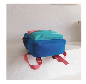 Détail des coutures contrastées colorées et de la toile robuste sur ce sac à dos pour enfant
