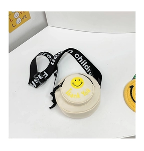 Detail der runden Canvas-Tasche mit gelbem Smiley und modischem Schultergurt