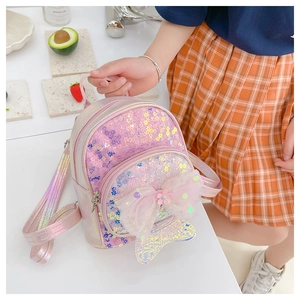 Détail du sac à dos rose à paillettes pour enfant avec nœud et queue de sirène