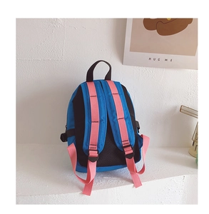 Détail du dos en maille respirante et des bretelles réglables du sac à dos enfant
