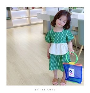 Détail de la robe à fleurs verte pour fille avec manches bouffantes et volant blanc