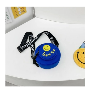 Detail der blauen runden Canvas-Umhängetasche mit gelbem Smiley und Mode-Gurtband