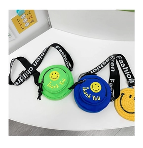 Details von grünen und blauen Kinder-Canvas-Taschen mit Smiley-Motiv und Modegurt