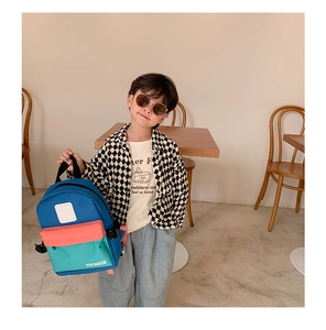 Détail d'un sac à dos pour enfants coloré avec bretelles réglables et poche avant