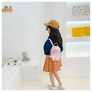 Mini sac à dos rose à paillettes pour filles avec nœud en mesh sur modèle enfant