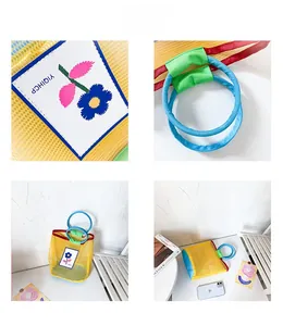 Détails du sac en filet bicolore avec broderie florale et poignées rondes bleues
