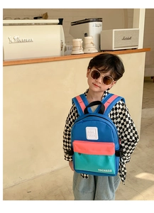 Détail du sac à dos enfant multicolore avec logo TOCHASO et texture résistante
