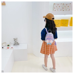 Détail du mini sac à dos violet holographique pour fille avec queue de sirène en paillettes