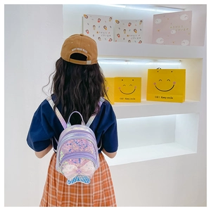 Détail du sac à dos sirène à paillettes avec nœud en mesh rose pour petites filles
