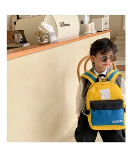 Détail du sac à dos enfant bicolore jaune et bleu en toile résistante pour l'école