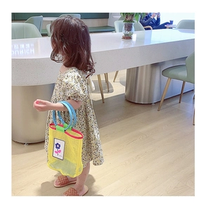 Sac à main en maille jaune pour enfant et robe à fleurs pour sorties d'été et plage