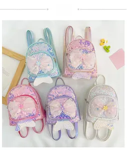 Détail de paillettes et nœud en tulle rose sur un mini sac à dos sirène coloré