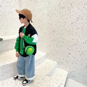 Modisches Kinderset mit grüner Smile-Umhängetasche aus Segeltuch und Baseballjacke