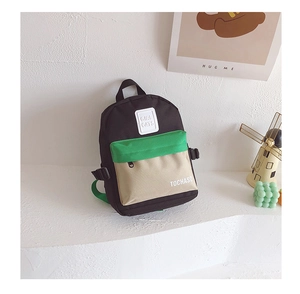 Détail du sac à dos en toile pour enfants avec coutures tricolores et logo