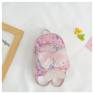 Détail du sac à dos sirène à paillettes roses avec nœud en tulle et décor de queue