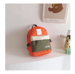 Détail du sac à dos enfant coloré avec étiquette logo et design de poche contrastée
