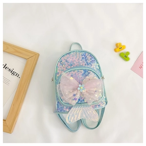 Détail d'un sac à dos sirène pour enfants avec paillettes bleues et nœud en tulle rose