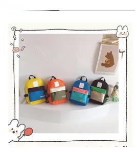 Détail de quatre mini-sacs à dos pour enfants avec différents mélanges de couleurs vives