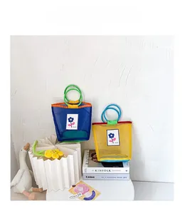 Détail de sacs fourre-tout en filet pour enfants avec tournesols et poignées rondes