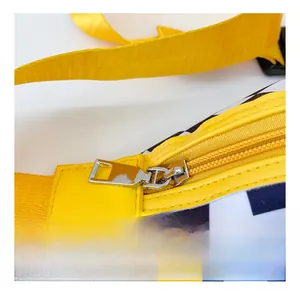Gros plan sur la fermeture éclair et la sangle jaune du sac à damier pour enfants