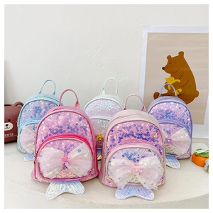 Détail de sacs à dos sirène à paillettes pour enfants avec nœuds en tulle pastel