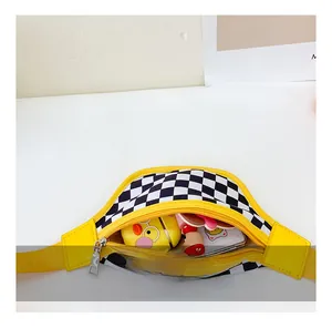 Vue intérieure du sac bandoulière enfant avec motif en damier et grande capacité de rangement