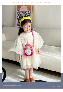 Sac à bandoulière cœur rose à la mode avec robe en dentelle blanche et bandeau jaune