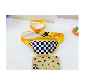 Sac de poitrine compact à damier pour enfants avec smartphone pour comparaison