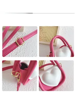 Vue détaillée du sac à main en forme de cœur avec boucles dorées et cuir PU rose