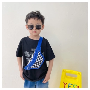Détails du sac bandoulière enfant à damier avec sangle bleue et fermeture éclair en métal