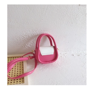 Détails du mini sac bicolore rose et blanc avec bandoulière et fermoirs dorés en métal